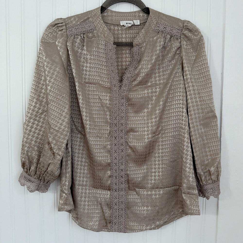 MINE Lace Accent Houndstooth Print Champagne V-neck Blouse Size Small